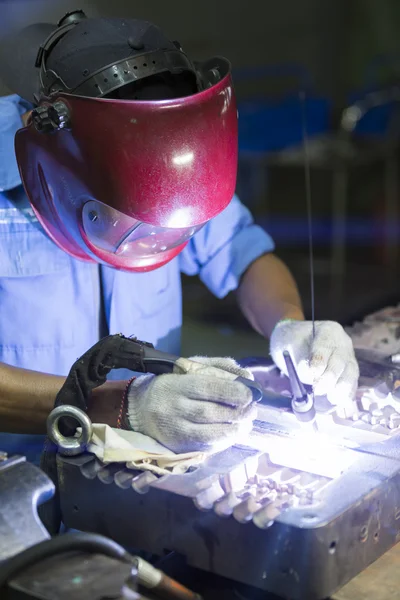 Schweißarbeiten durch TIG-Schweißen — Stockfoto