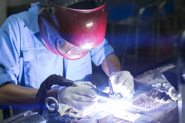 Schweißarbeiten durch TIG-Schweißen — Stockfoto