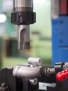 Otomotiv parçaları işleme merkezi tarafından işleme operatörü