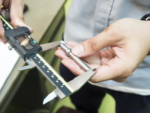 Piezas de mecanizado de inspección — Foto de Stock