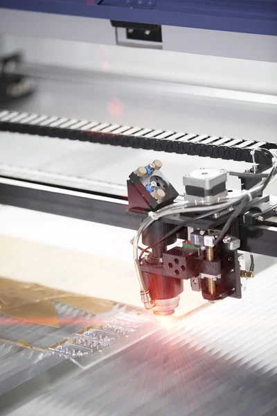 Máquina de corte a laser CNC placa acrílica de corte — Fotografia de Stock