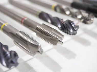 Karbür spiral dokunarak