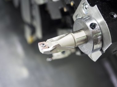 Otomotiv bölümü işleme operatörü