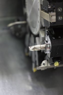 Otomotiv bölümü işleme operatörü