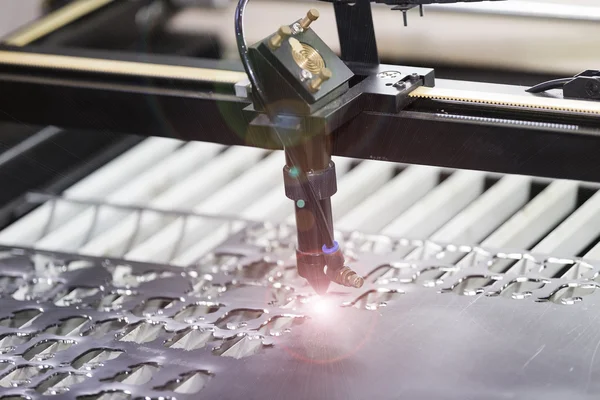 CNC laser snijdende metalen plaat — Stockfoto