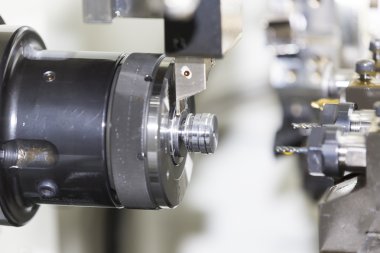 Otomotiv bölümü işleme operatörü