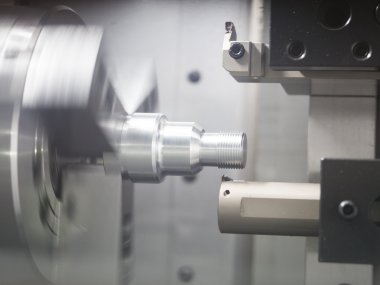 Otomotiv bölümü işleme operatörü