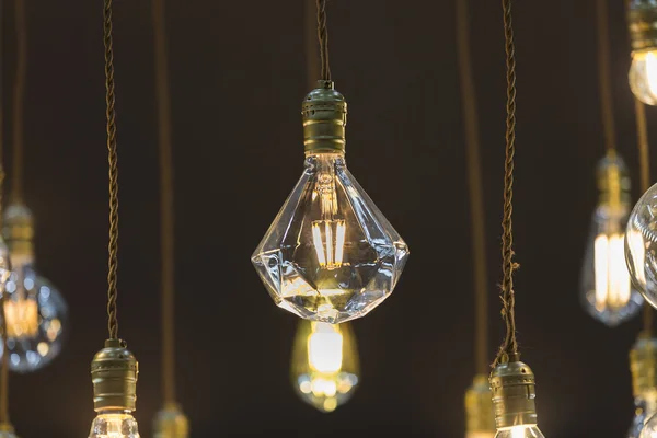 Світлодіодні лампи звисають зі стелі — стокове фото