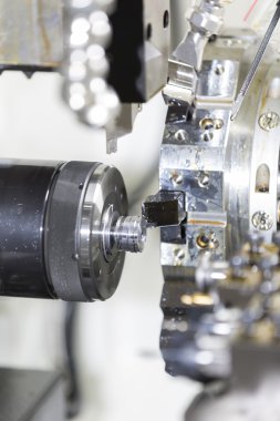 Otomotiv bölümü işleme operatörü