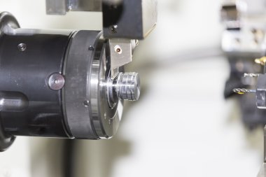 Otomotiv bölümü işleme operatörü