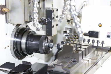 Otomotiv bölümü işleme operatörü