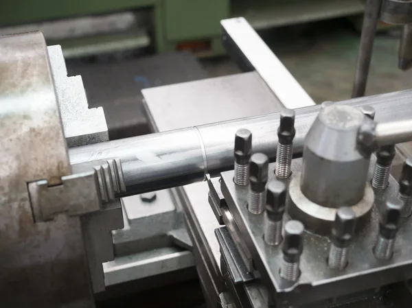 Turning part by manual lathe machine — Stock Photo, Image