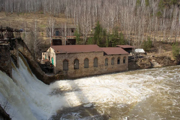 Ural dağlarında bulunan eski hidroelektrik santrali 