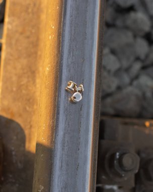 Demiryolunda el yapımı metal perçinler var..