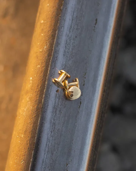 Demiryolunda el yapımı metal perçinler var..