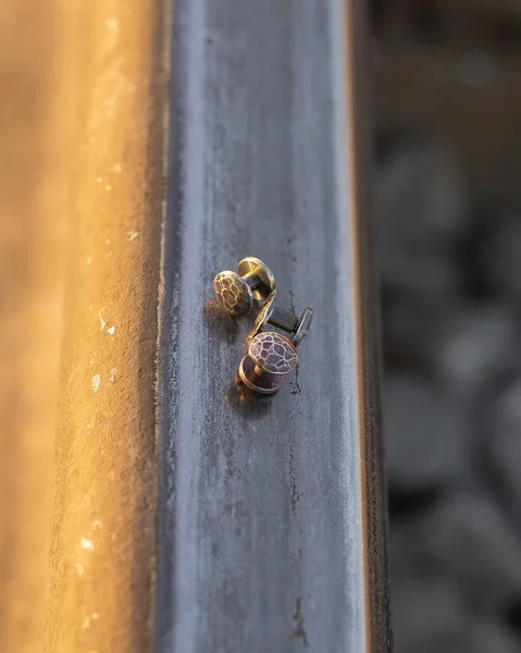 Demiryolunda el yapımı metal perçinler var..