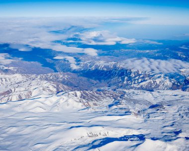 Kafkasya dağlarının üzerinden uçakla.