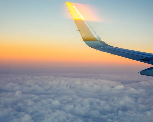 Kafkasya dağlarının üzerinden uçakla.