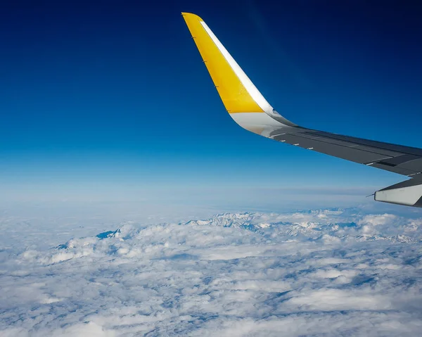 Kafkasya dağlarının üzerinden uçakla.