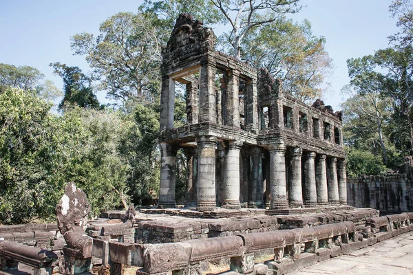Kamboçya 'dan tapınak kompleksine git..