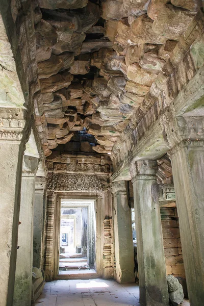 Kamboçya 'dan tapınak kompleksine git..