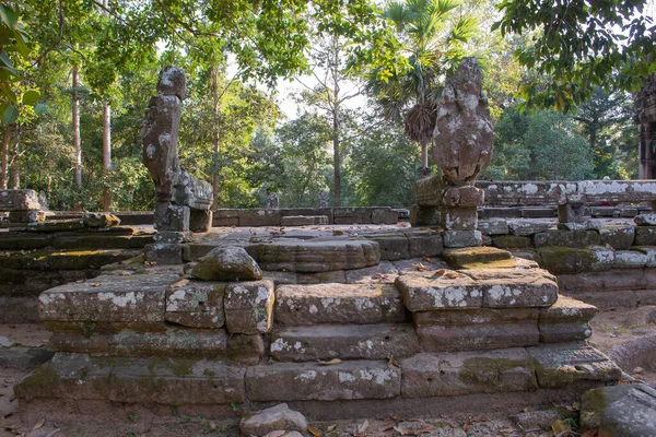 在柬埔寨寺庙大院内旅行 — 图库照片