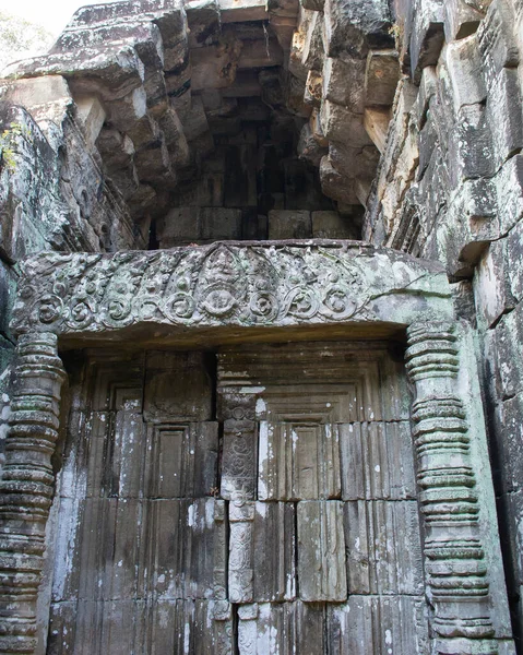 Kamboçya 'dan tapınak kompleksine git..