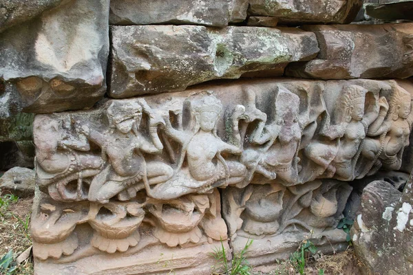 Kamboçya 'dan tapınak kompleksine git..