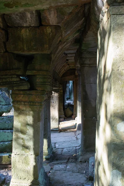 Kamboçya 'dan tapınak kompleksine git..