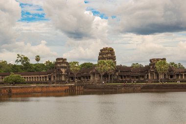 Kamboçya 'dan tapınak kompleksine git..