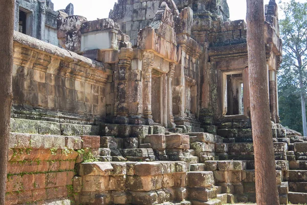 Kamboçya 'dan tapınak kompleksine git..