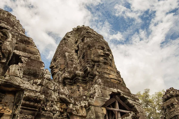 Kamboçya 'dan tapınak kompleksine git..