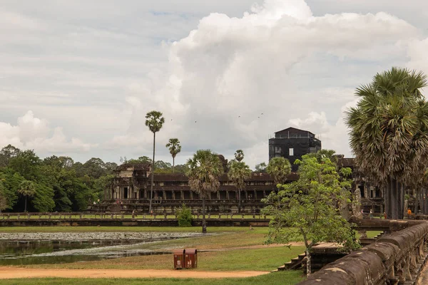 Kamboçya 'dan tapınak kompleksine git..