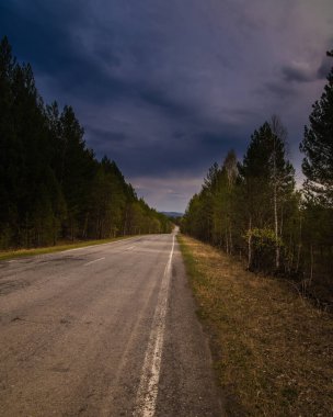 Güney Urallar 'ın ormanlarından geçen yol uzak köylerden geçiyor.