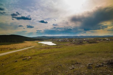 Güney Urallar 'ın ormanlarından geçen yol uzak köylerden geçiyor.