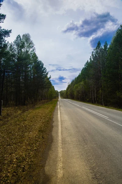 穿过南方乌拉尔森林的公路穿过偏远村庄 — 图库照片