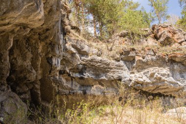 Dağlar, ormanlar, güney Uralların nehirleri..