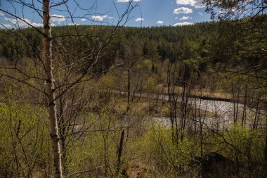 Dağlar, ormanlar, güney Uralların nehirleri..