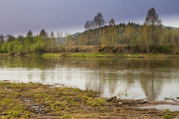 Ural dağ nehri Yuryuzan Kayalar ve taygalar boyunca akar.