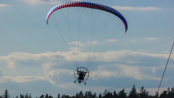 Människor på en paraglider i himlen — Stockfoto