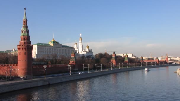 Prachtig uitzicht op het Kremlin Embankment en de oude Kremlin van Moskou — Stockvideo