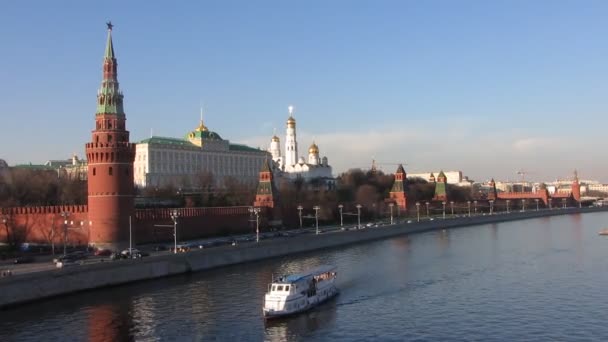 Prachtig uitzicht op het Kremlin Embankment en de oude Kremlin van Moskou — Stockvideo