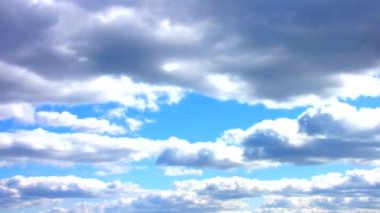 Bulutlu mavi gökyüzü