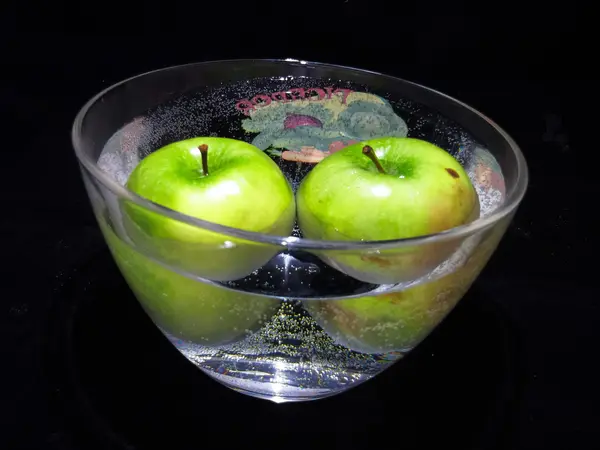 Suyla bir kabın içinde elmalar — Stok fotoğraf