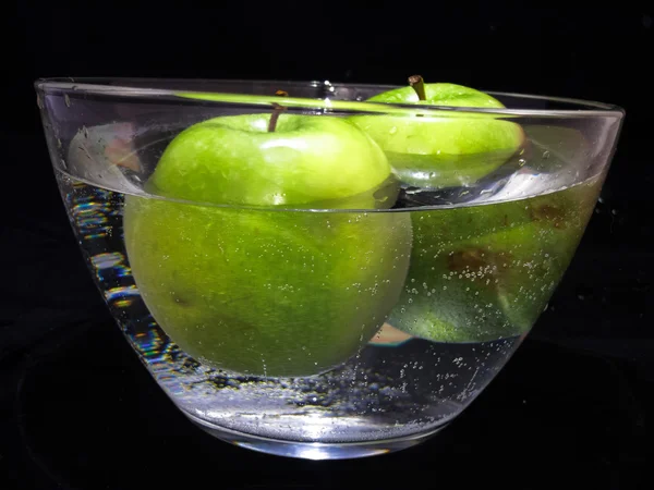 Manzanas en un tazón con agua — Foto de Stock