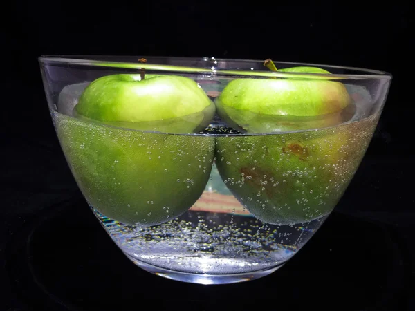 Appels in een kom met water — Stockfoto