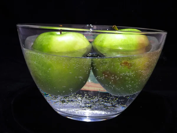Appels in een kom met water — Stockfoto