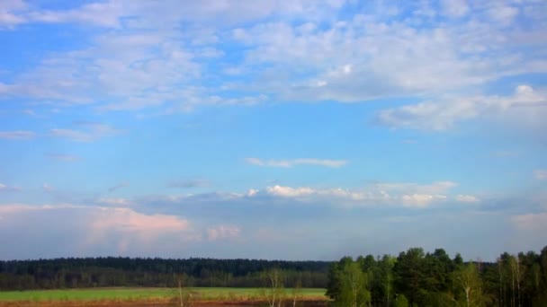 Time-lapse van cloudscape met felle zon schijnt met wolken passeren. — Stockvideo