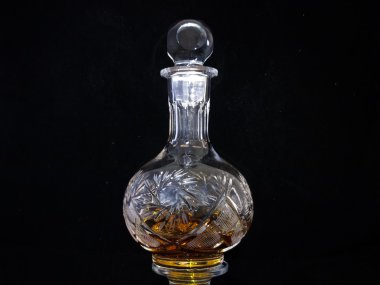 bir sürahi konyak siyah bir zemin üzerine