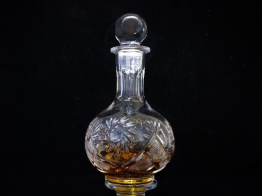 bir sürahi konyak siyah bir zemin üzerine